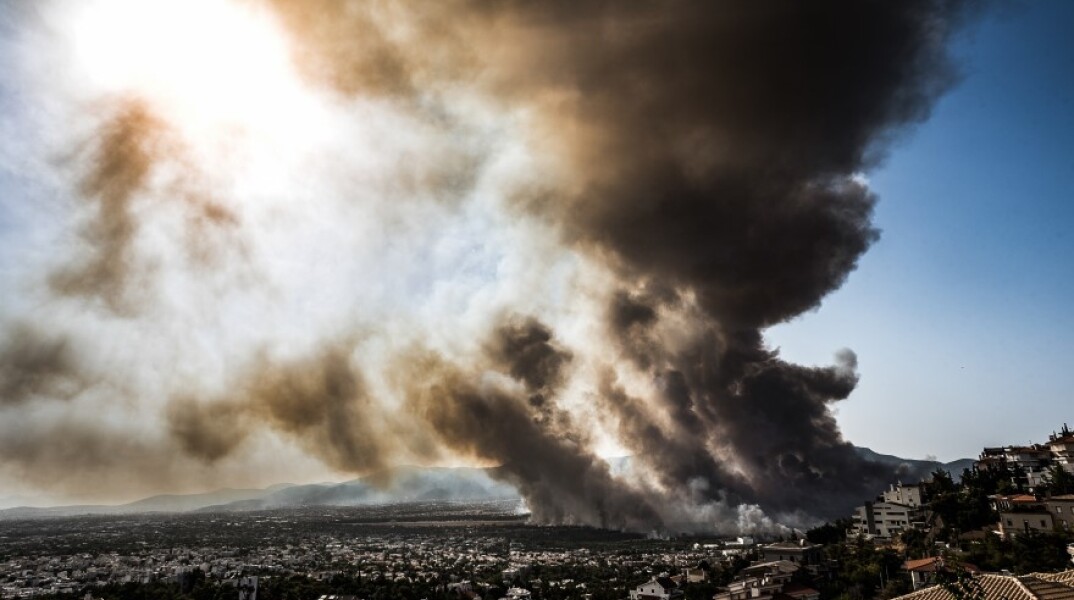 Φωτιά στη Βαρυμπόμπη © EUROKINISSI