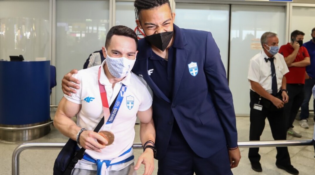 Ο Λευτέρης Πετρούνιας και ο Εμμανουήλ Καραλής στο Ελ. Βενιζέλος © EUROKINISSI / ΘΑΝΑΣΗΣ ΔΗΜΟΠΟΥΛΟΣ