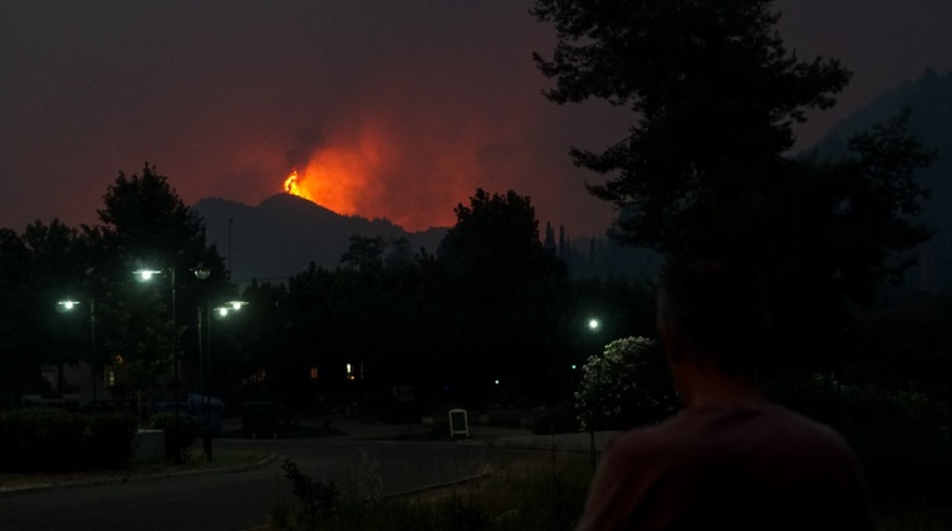 Φωτιά στην Αρχαία Ολυμπία - Μαίνεται το πύρινο μέτωπο - Ολονύχτια μάχη των πυροσβεστών