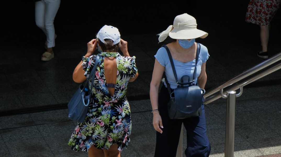 Πολίτες με μάσκα στο κέντρο της Αθήνας - Προστασία από τον κορωνοϊό