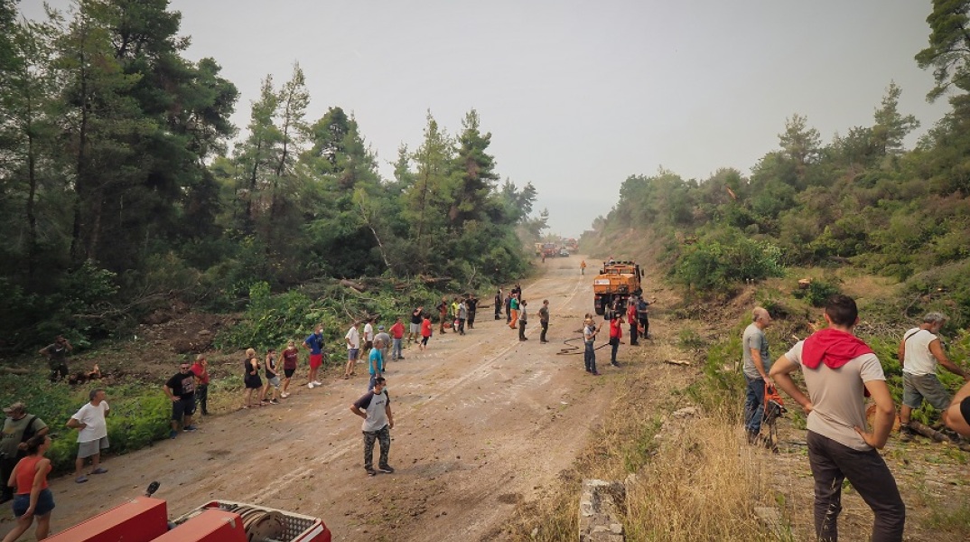 Φωτιά στην Εύβοια - Εκκενώνονται χωριά - Στους δρόμους πολίτες - εθελοντές 