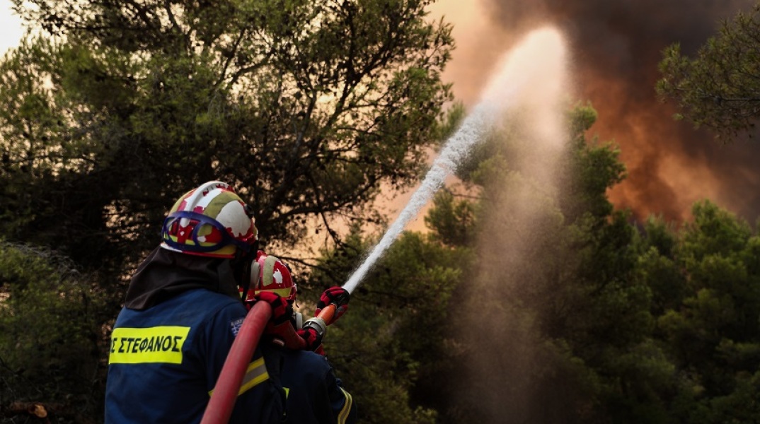 Φωτιά - Στιγμιότυπο από την επιχείρηση κατάσβεσης