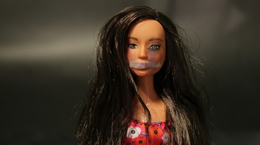 Γυναικεία κούκλα με τσιρότο στο στόμα