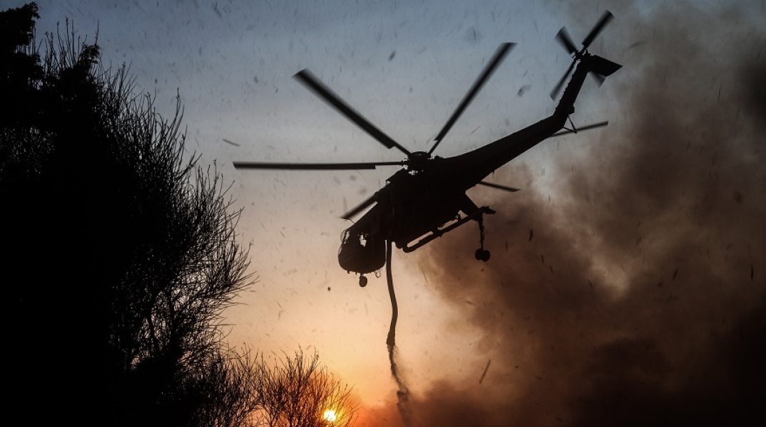 Καναντέρ επιχειρεί για την κατάσβεση φωτιάς (φωτογραφία αρχείου)