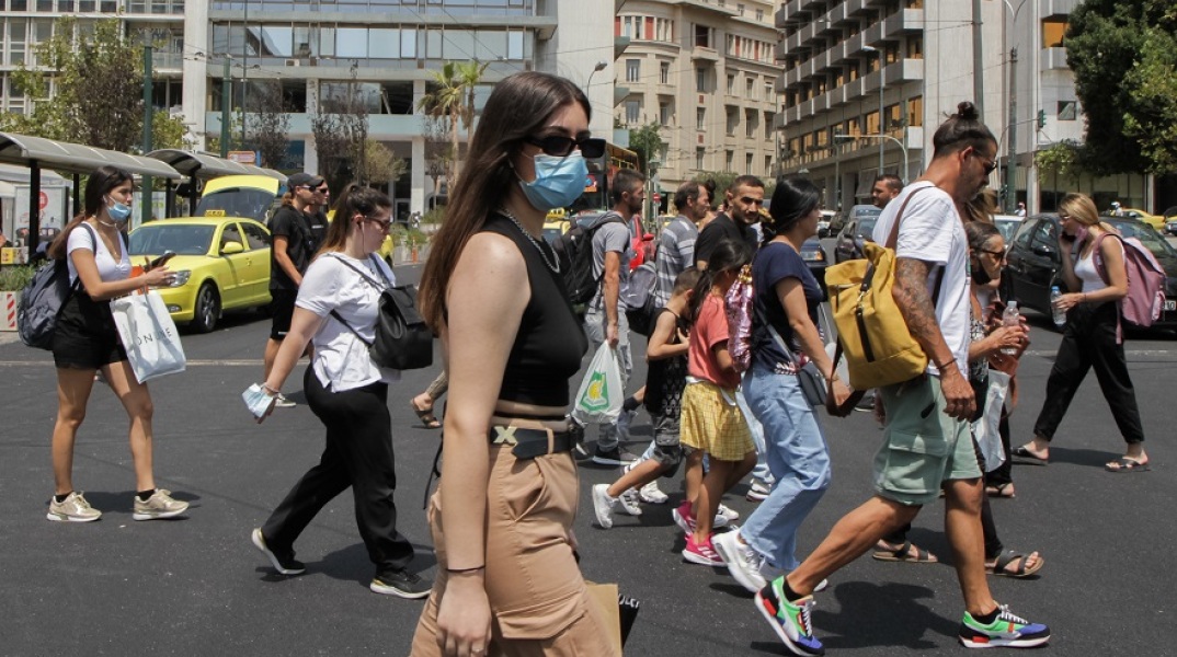Πολίτες με μάσκα κατά του κορωνοϊού στο κέντρο της Αθήνας