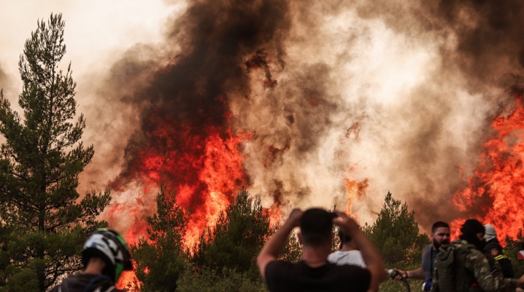 Φωτιά στο Κρυονέρι: Έκλεισε η Αθηνών - Λαμίας