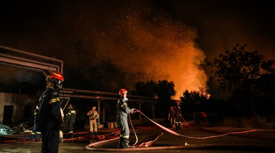 Πυροσβέστες επιχειρούν στα πύρινα μέτωπα της Αττικής