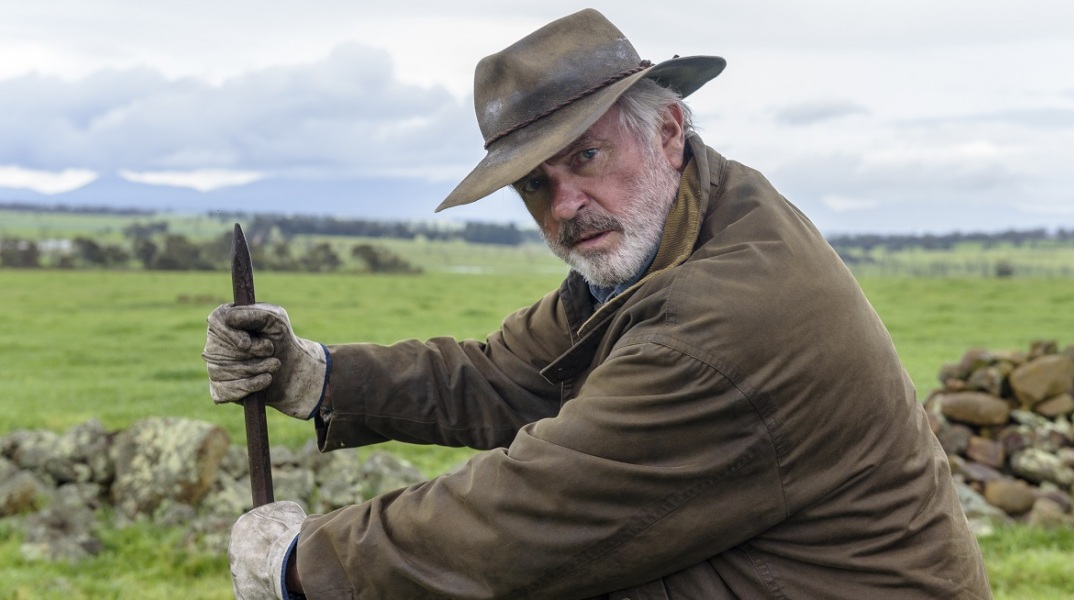 Ο Σαμ Νιλ απεικονίζεται σε σκηνή από την ταινία «Αδέρφια σε σύγκρουση»