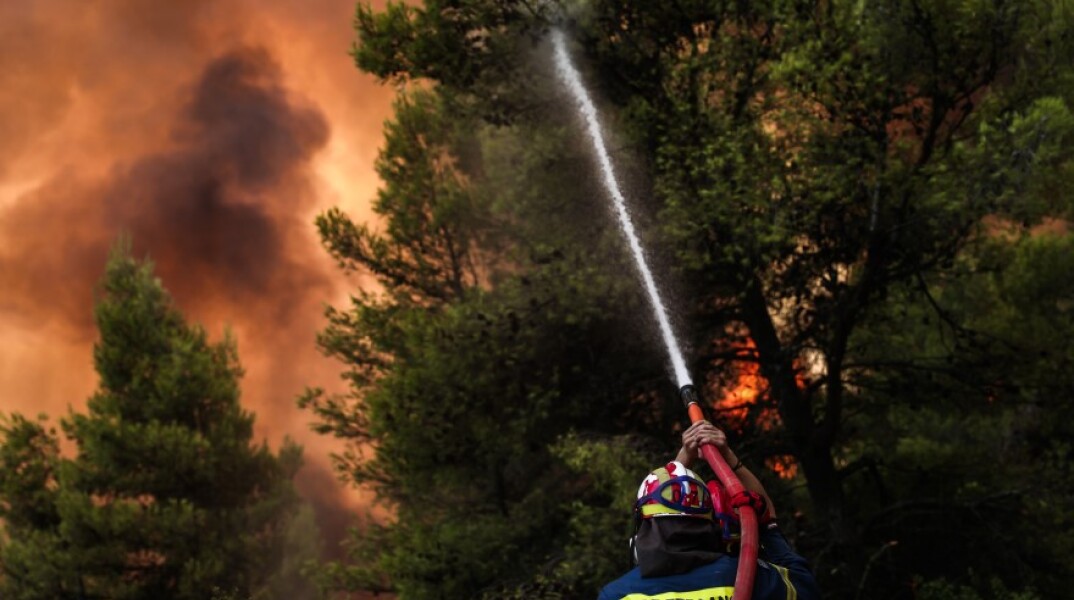 Φωτιά στη Βαρυμπόμπη © EUROKINISSI