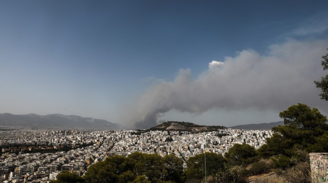 Ο καπνός από την πυρκαγιά στην Βαρυμπόμπη όπως φαίνεται από τον λόφο του Λυκαβηττού © EUROKINISSI / ΓΙΑΝΝΗΣ ΠΑΝΑΓΟΠΟΥΛΟΣ