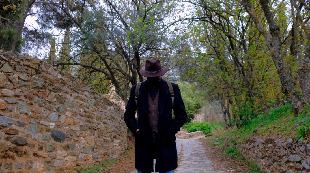 Ο Χάρης Βεραμόν, δημιουργός της true crime σειράς ντοκιμαντέρ «Ίχνη στο Σκοτάδι»