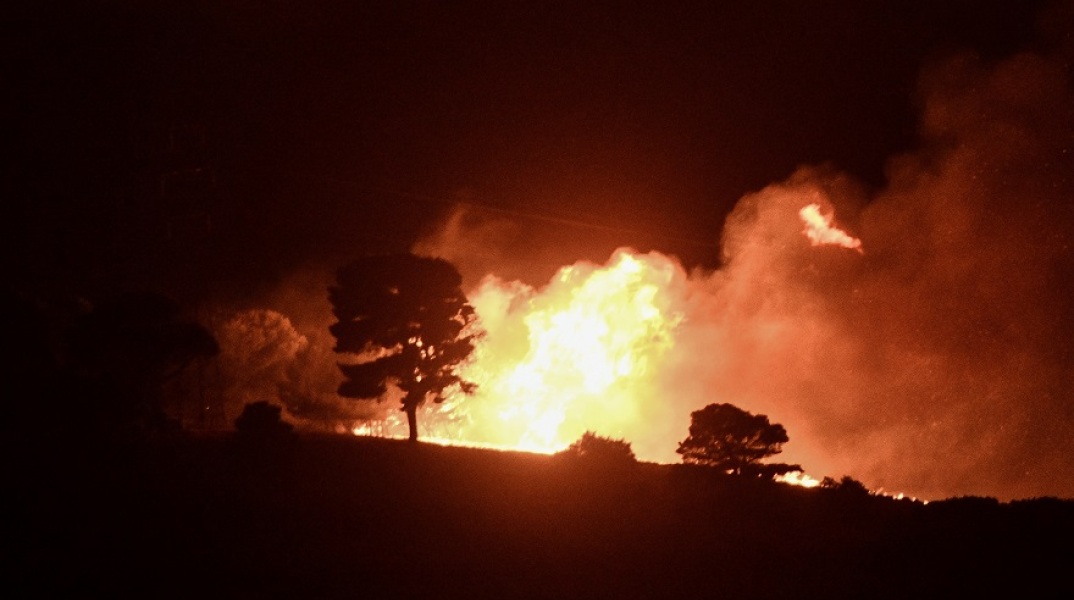 Το πύρινο μέτωπο στις Αφίδνες