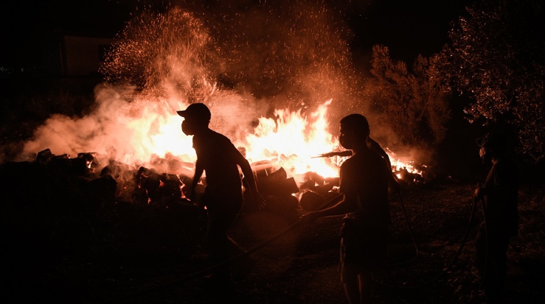 Φωτιά στην Αττική - Στιγμιότυπο από τη νυχτερινή μάχη κατάσβεσης