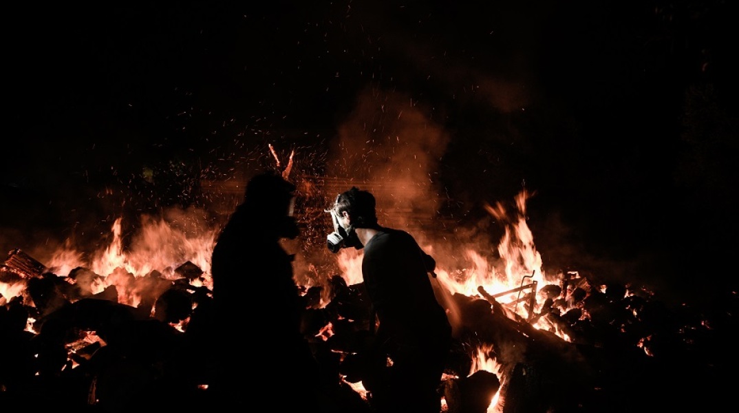 Μάχη με τις φλόγες στον Άγιο Στέφανο - Δύσκολη νύχτα στην Αττική