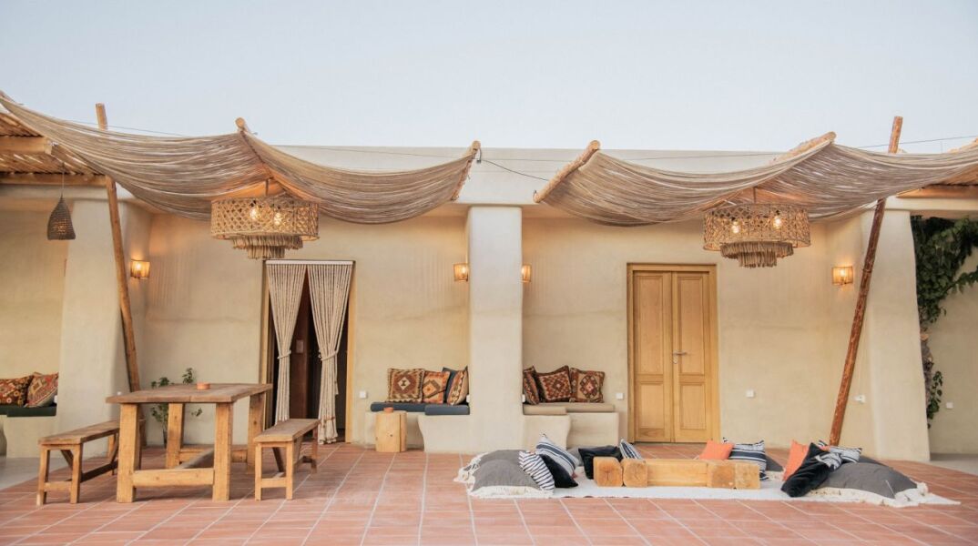 Doors: στο νέο στέκι της Ίου για επικά cocktails δίπλα στο κύμα