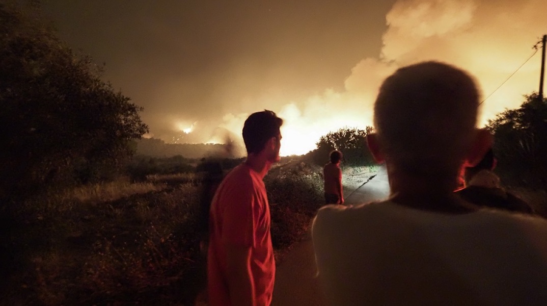 Πύρινη κόλαση στην Εύβοια - Επιχειρούν πυροσβέστες - Εκκενώνονται χωριά