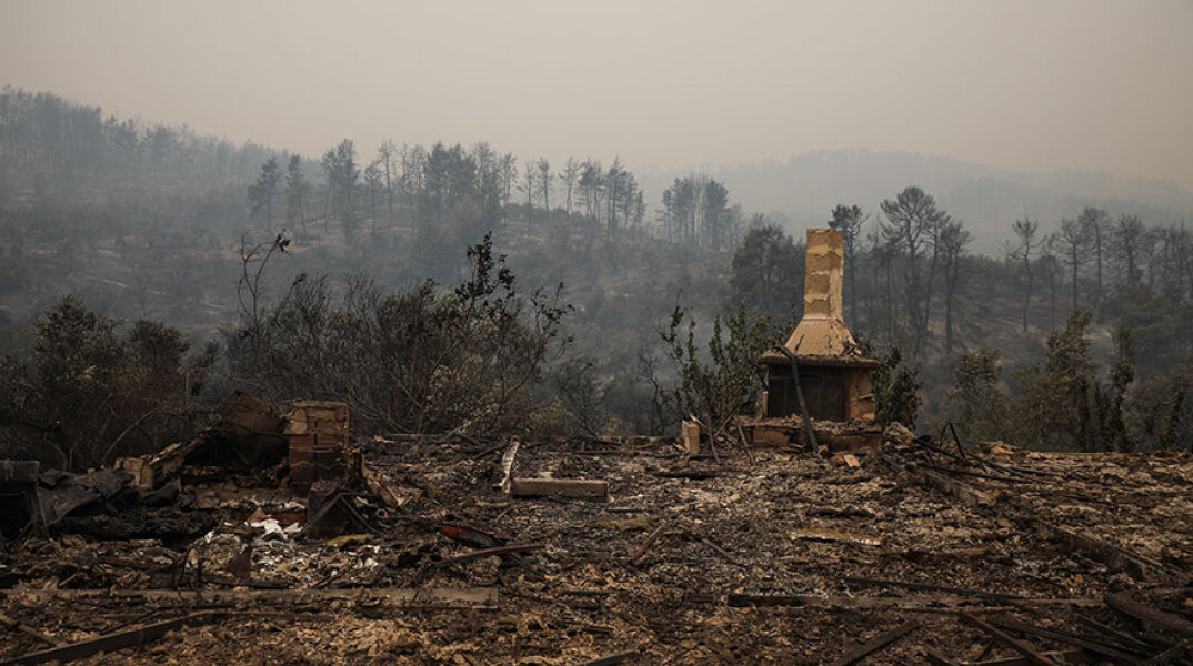 Η φωτιά στην Εύβοια έκαψε σπίτια