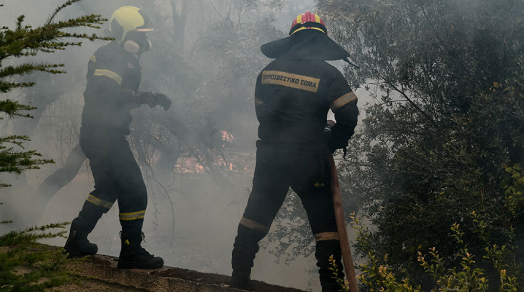 Πυροσβέστες σε φωτιά
