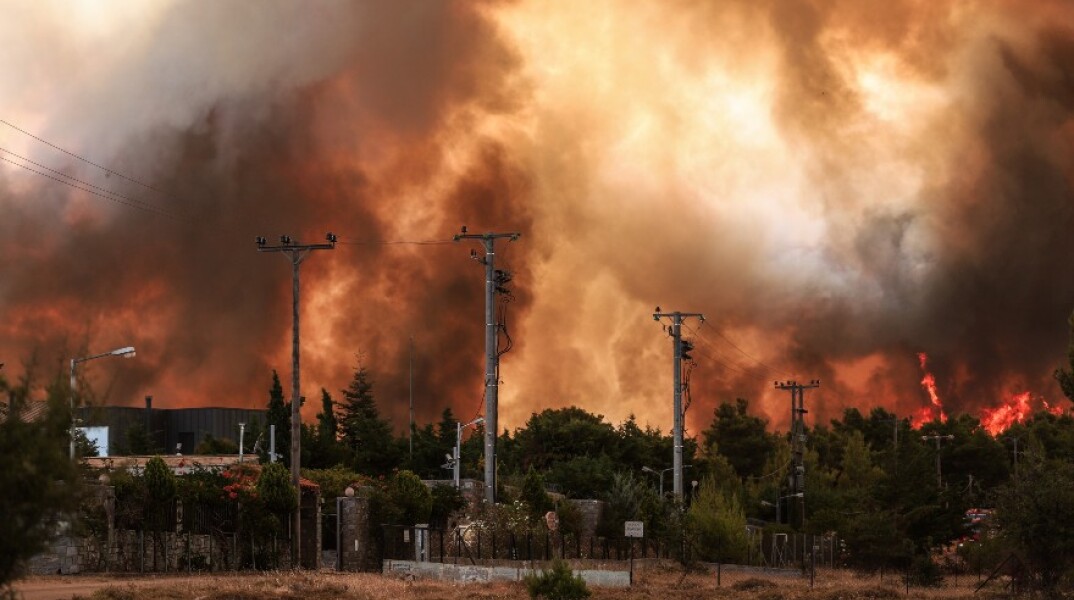 Αποπνικτική η ατμόσφαιρα μετά τις πυρκαγιές