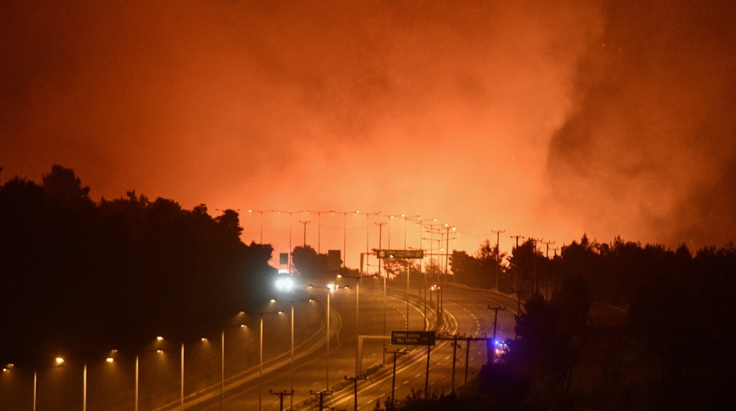 Αναζωπύρωση της πυρκαγιάς στην Βαρυμπόμπη - Στιγμιότυπο από τις Αφίδνες