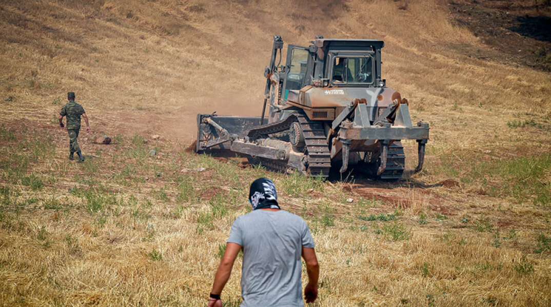 Μηχάνημα έργου του στρατού σε δασική πυρκαγιά στην Αττική - Χωρίς ρεύμα περιοχές στο Λεκανοπέδιο