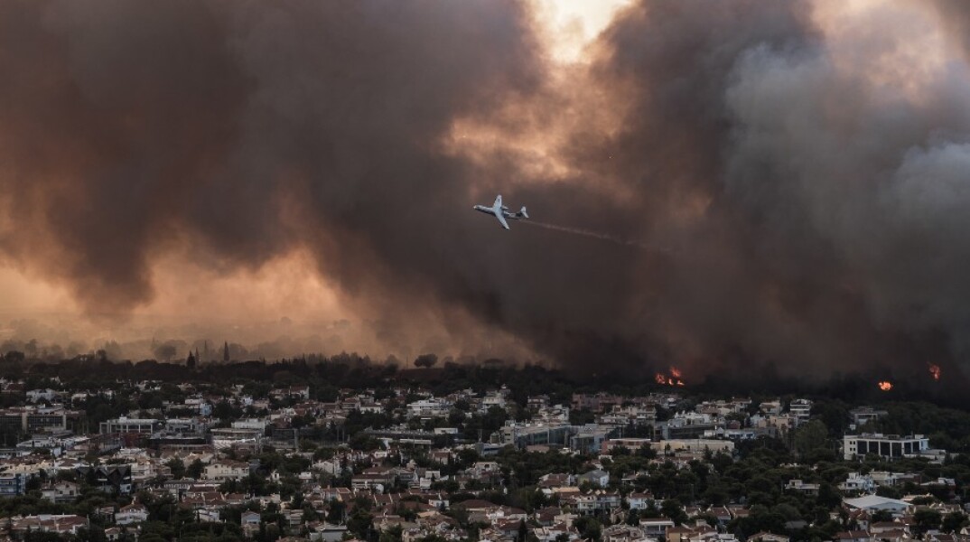 Μαύρο σύννεφο καπνού στην Αττική