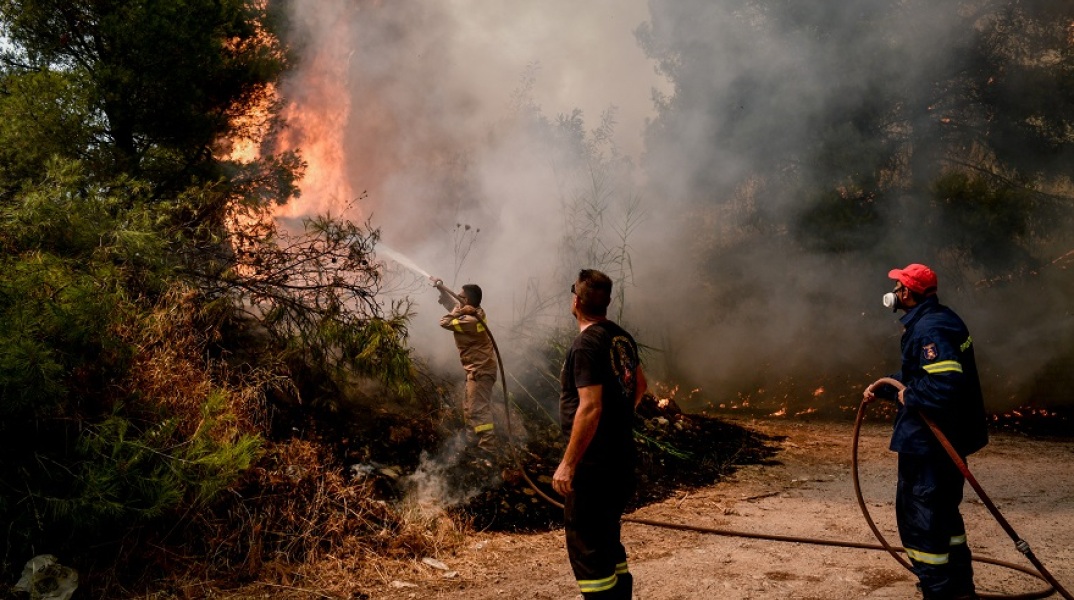 Επιχείρηση κατάσβεσης των εστιών στη βορειοανατολική Αττική