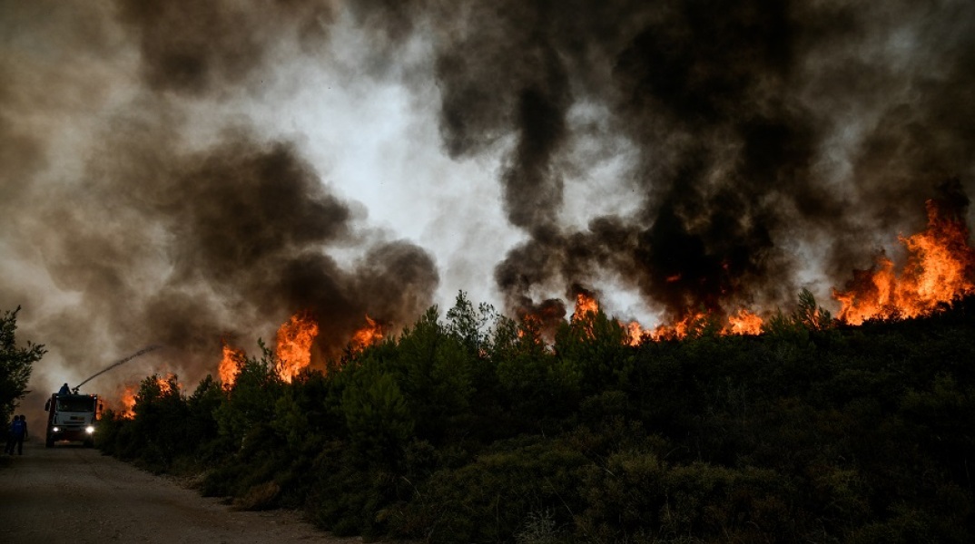 Στιγμιότυπο από τις φωτιές στη Βόρεια Αττική