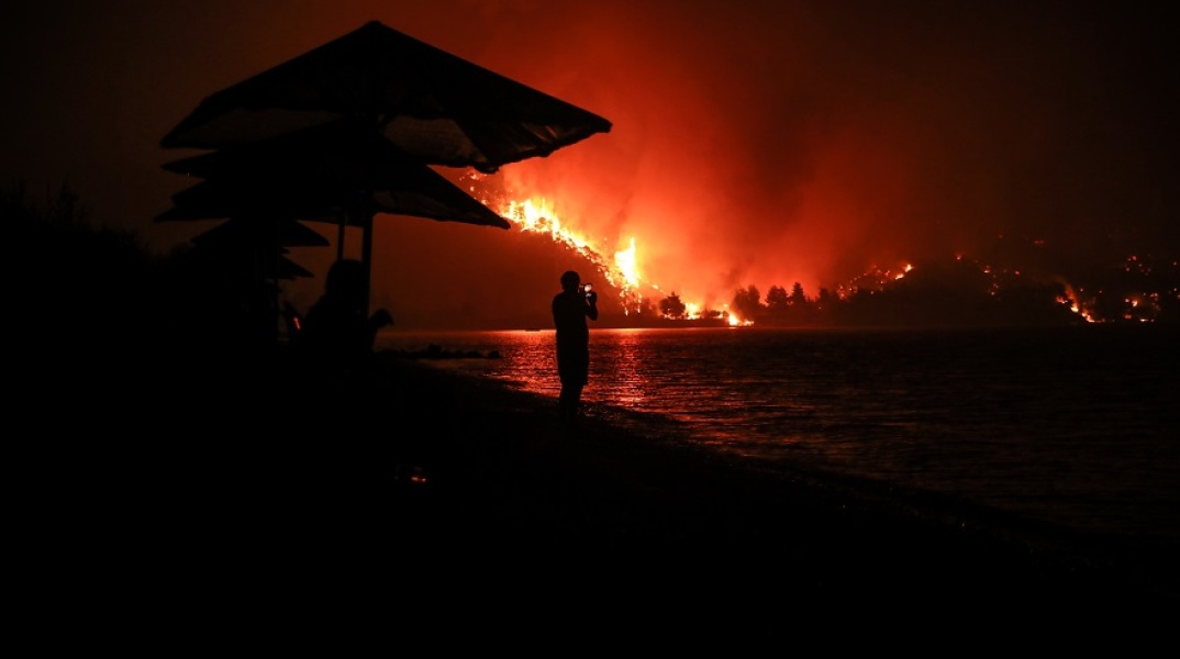 Λίμνη Εύβοιας: Πολίτες επιβιβάζονται στα ferry boat και απομακρύνονται δια θαλάσσης 