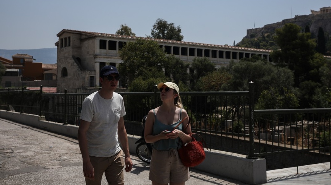 Πολίτες περπατούν στο κέντρο της Αθήνας