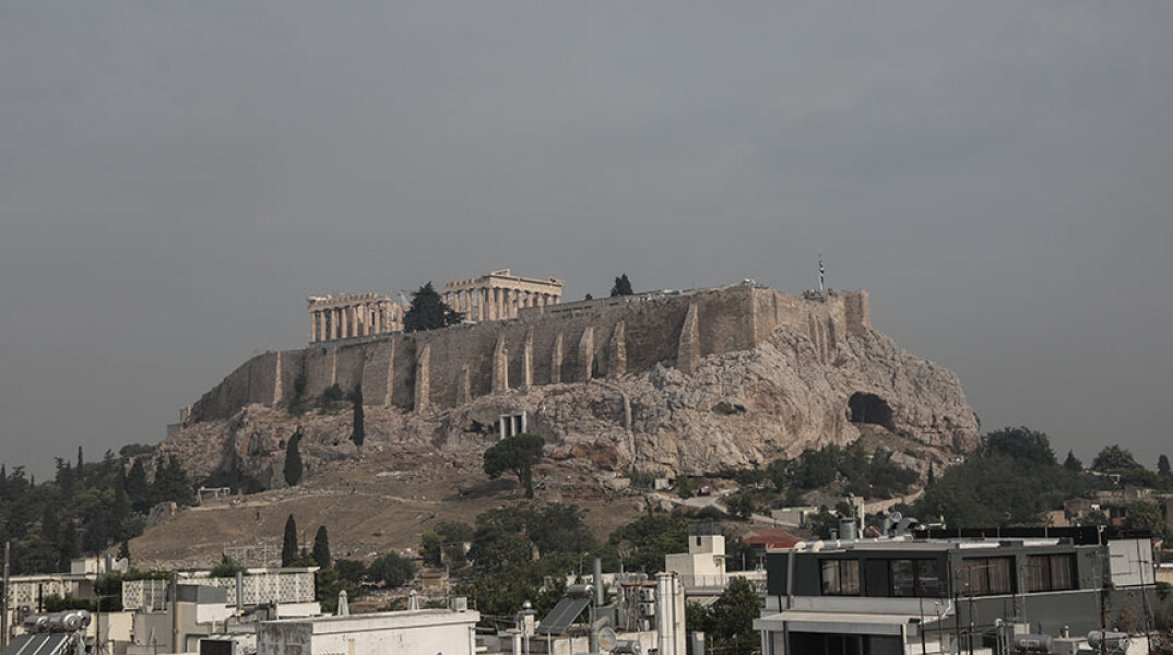 Καπνός στην Ακρόπολη από τις δασικές πυρκαγιές στην Αττική