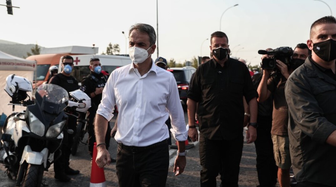 Ο πρωθυπουργός Κυριάκος Μητσοτάκης μεταβαίνει στο Ενιαίο Συντονιστικό Κέντρο Επιχειρήσεων του Πυροσβεστικού Σώματος © EUROKINISSI