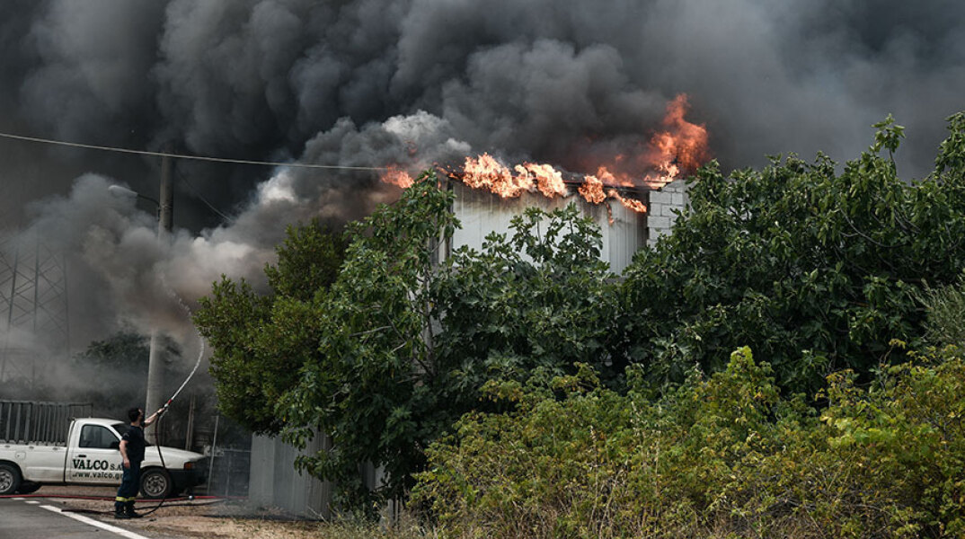 Πυροσβέστης ρίχνει νερό σε σπίτι που καίγεται - Σφοδρές αντιδράσεις προκάλεσε δικηγόρος με ανάρτησή της για τη φωτιά στην Αττική