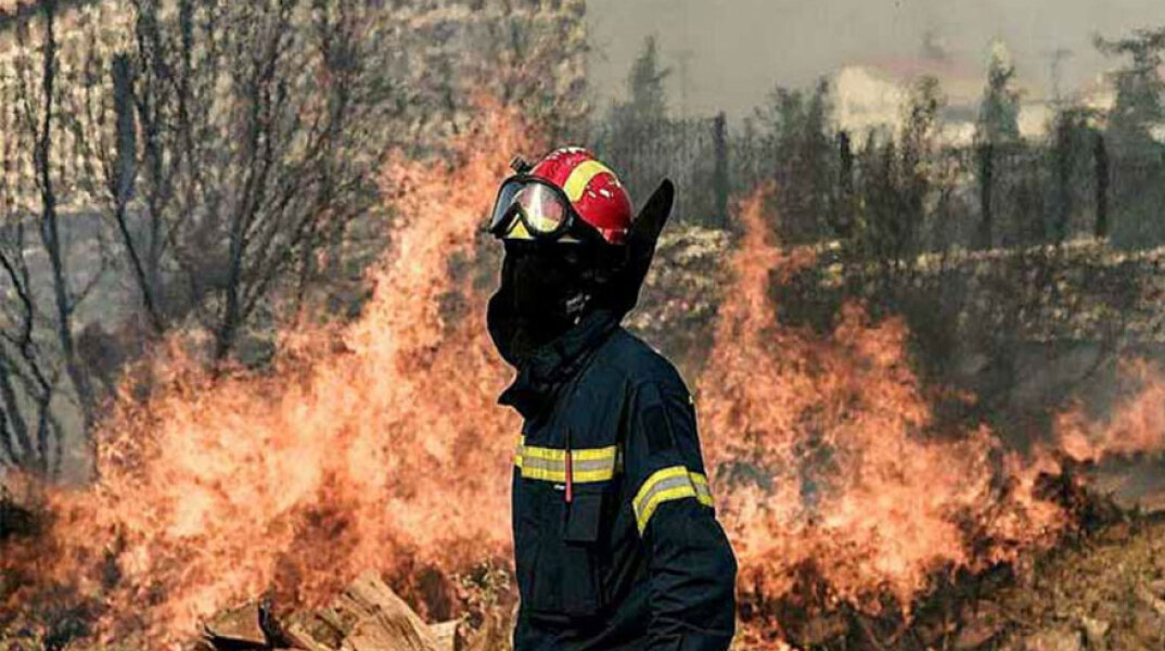 Πυροσβέστης σε φωτιά (ΦΩΤΟ ΑΡΧΕΙΟΥ)