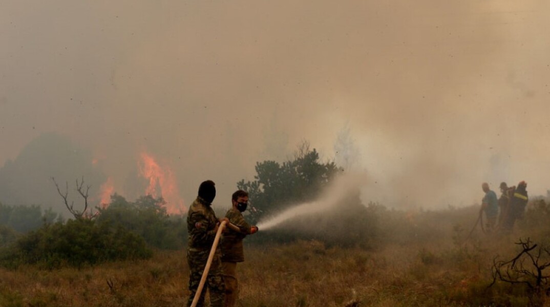 O στρατός συνδράμει στην κατάσβεση της φωτιάς στην Αττική © ΑΠΕ - ΜΠΕ