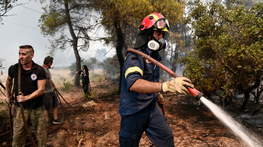 Πυροσβέστες δίνουν μάχη με τις φλόγες στα πύρινα μέτωπα