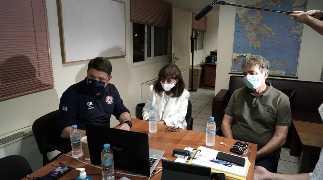 Η ΠτΔ, Κατερίνα Σακελλαροπούλου, στο Ενιαίο Συντονιστικό Κέντρο Επιχειρήσεων του Πυροσβεστικού Σώματος στο Χαλάνδρι