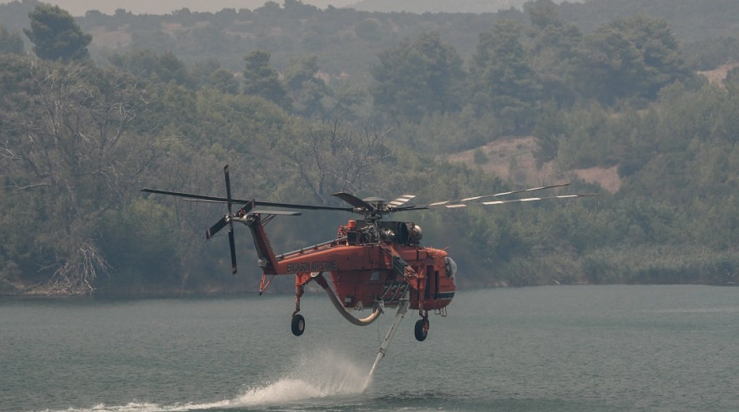 Εναέρια μέσα επιχειρούν στη βορειοανατολική Αττική, όπου μαίνονται οι φωτιές