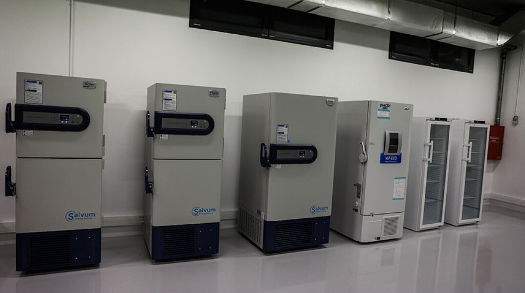 Ψυγεία όπου διατηρούνται τα εμβόλια για τον κορωνοϊό (ΦΩΤΟ ΑΡΧΕΙΟΥ) - Άγνωστοι έκοψαν τα καλώδια στις γεννήτριες στο εμβολιαστικό κέντρο Περιστερίου