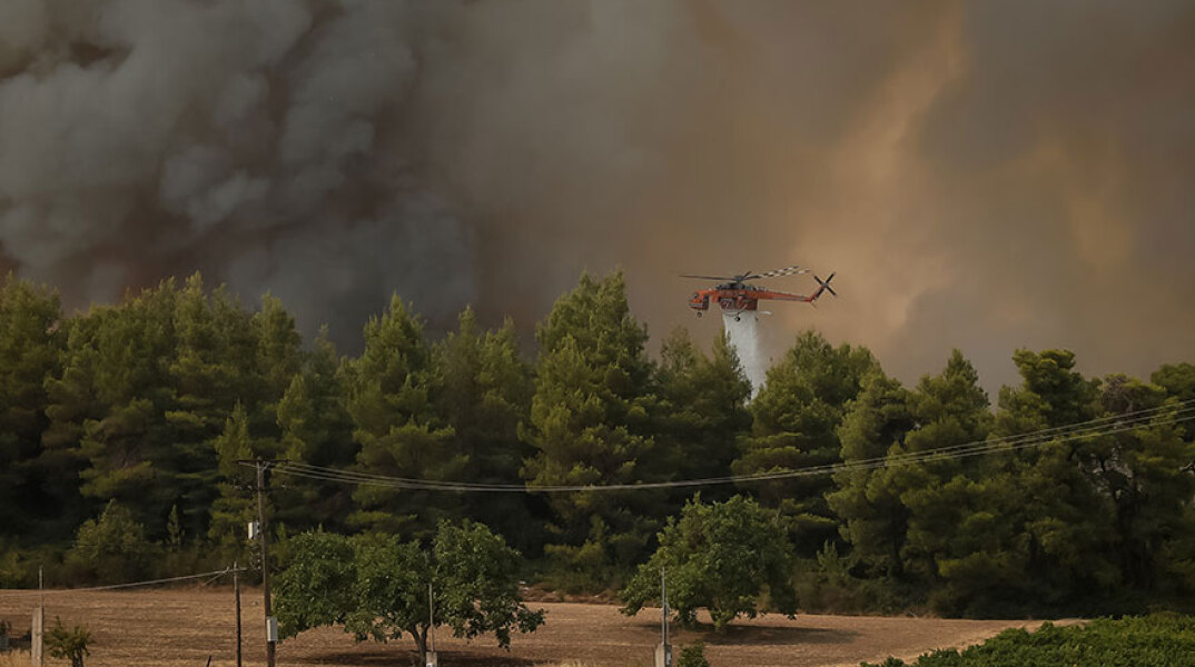 Ελικόπτερο επιχειρεί στη φωτιά στην Εύβοια