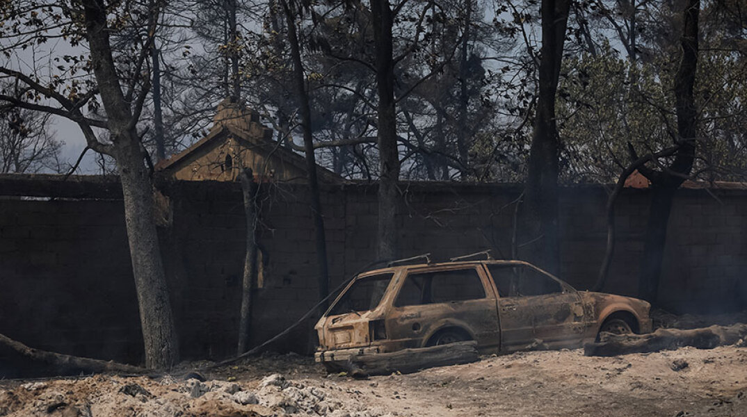 Καμένο όχημα στην Εύβοια - Η φωτιά «σάρωσε» το βόρειο τμήμα του νομού