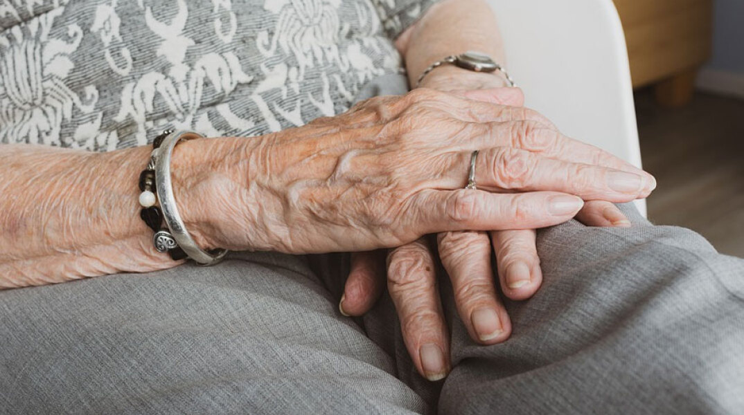 Ηλικιωμένη (ΦΩΤΟ ΑΡΧΕΙΟΥ) - Στους 4 οι νεκροί στην Κρήτη από θερμοπληξία λόγω καύσωνα