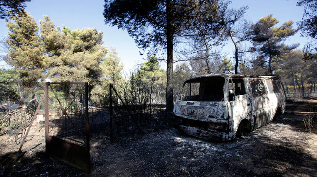 Πυρκαγιά στην Αττική: Καμένο όχημα στη Βαρυπόμπη - Ασκήθηκε ποινική δίωξη σε 43χρονο για εμπρησμό για τη φωτιά στο Κρυονέρι