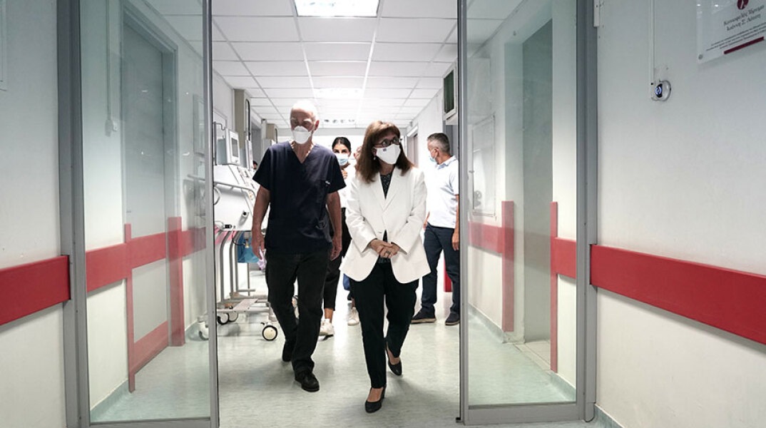 Επίσκεψη στο νοσοκομείο ΚΑΤ πραγματοποίησε η Κατερίνα Σακελλαροπούλου και μίλησε με εγκαυματίες εθελοντές πυροσβέστες