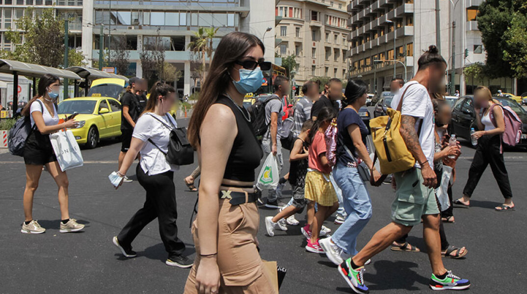 Κοπέλα με μάσκα στο Σύνταγμα (ΦΩΤΟ ΑΡΧΕΙΟΥ) - Ο ΕΟΔΥ ανακοίνωσε σήμερα Σάββατο 7 Αυγούστου 2021 τα νέα κρούσματα κορωνοϊού στην Ελλάδα
