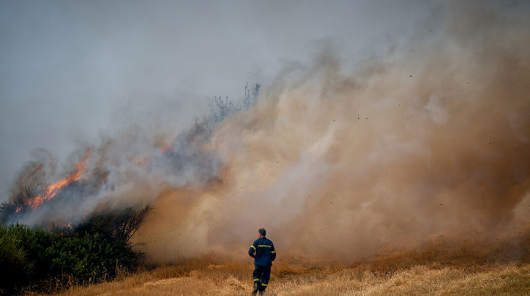 Πυρκαγιές στην Αττική: Ανεξέλεγκτη η κατάσταση με τη φωτιά στη Μαλακάσα