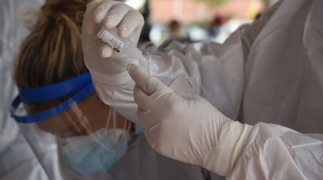 Υγειονομικοί ετοιμάζουν rapid test για κορωνοϊό σε πολίτες (ΦΩΤΟ ΑΡΧΕΙΟΥ) - Ο ΕΟΔΥ ανακοίνωσε τα σημεία που διενεργούνται δωρεάν την Κυριακή 8 Αυγούστου 2021