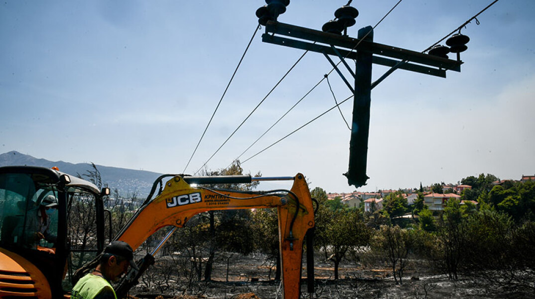 Κατεστραμμένη κολόνα της ΔΕΗ από τη φωτιά στο Κρυονέρι - Νέα ενημέρωση για τις πυρκαγιές και τα προβλήματα στο δίκτυο ηλεκτροδότησης από τον ΔΕΔΔΗΕ
