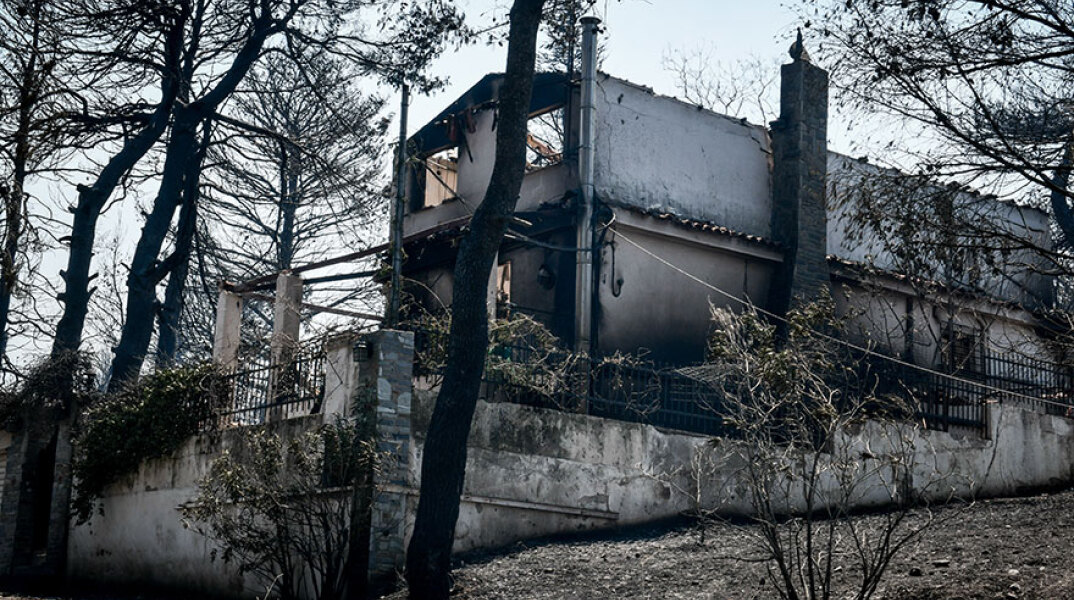 Φωτιά στην Αττική: Καμένο σπίτι στη Δροσοπηγή