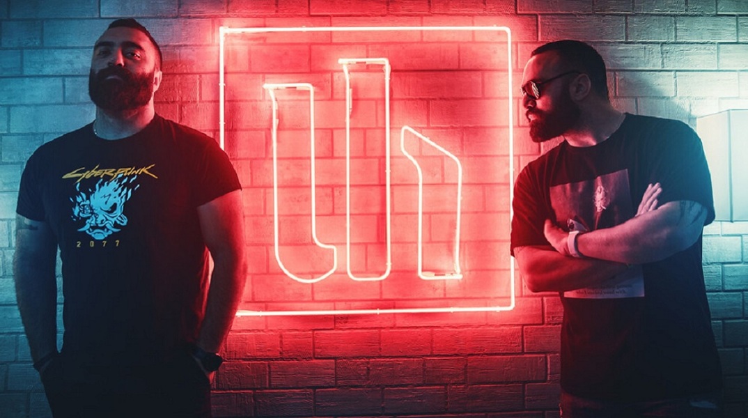 Οι δίδυμοι Σάκης και Αλέκος Κάρπας, γνωστοί ως Unboxholics